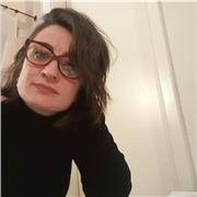 Insegnante di scienze impartisce lezioni a studenti di scuole medie e superiori